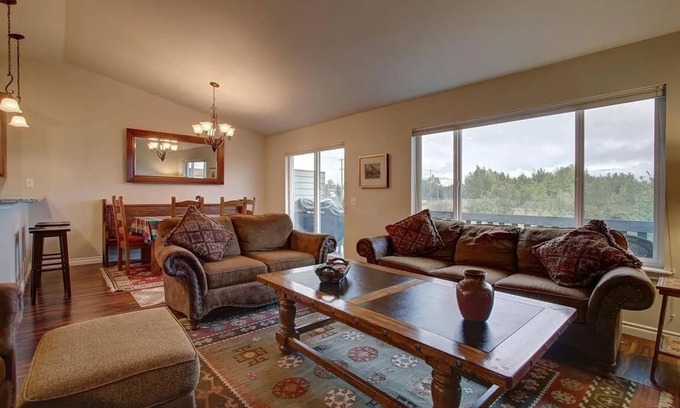 Government Hill House | Government Hill - Mountain Views, near JBER. 3bd-2.5ba, 2car gar. Fenced yard.