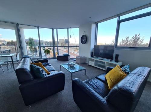 City West Apartment | Grand 2BR between ANU and City - Hosted by Canstay