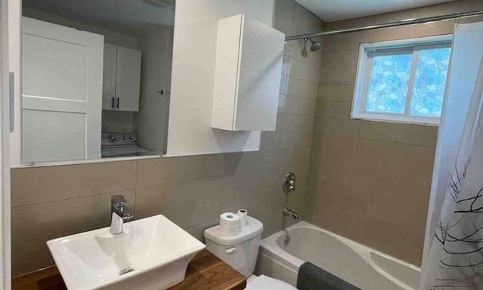 Vieux-Moulin Apartment | Grand 4,5 rénové à neuf près de bus et autoroute!