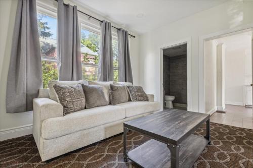 Downtown Niagara Falls House | Grand 6BR 3BA Near the falls