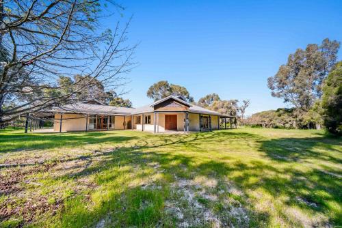 Jandakot House | Grand 6BR Farmstay in Airport Coogee Beach&Fremantle