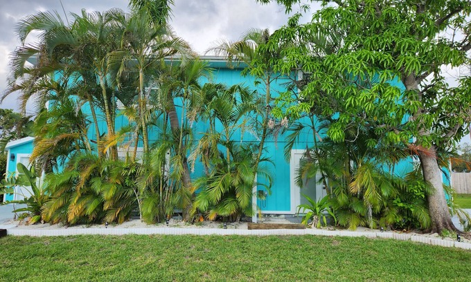 Fort Myers Beach House | Grand Coastal Getaway! 6BR w/3 KING beds. Entire duplex. Pet friendly