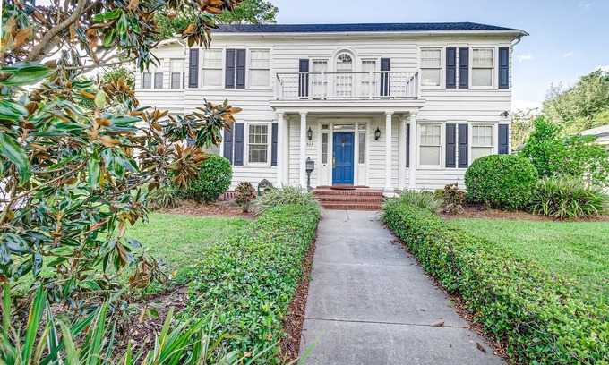 Lakeland House | Grand Colonial Home for Group Stays ~ Sleeps 16+ ~ 4 min walk to FSC
