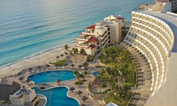 Zona Hotelera Resort | Grand Resort in Captivating Cancún with Air Conditioning, Gym and WiFi