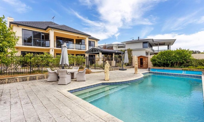 Ascot House | Grand Riverview Manor with pool & river access - EXECUTIVE ESCAPES