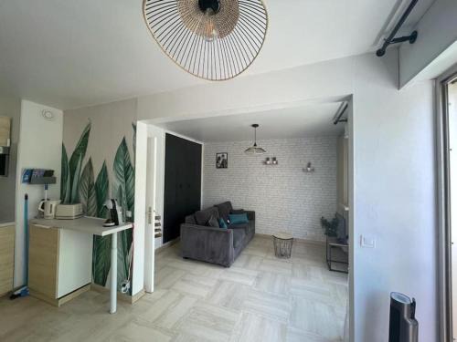 Hyeres City Centre Apartment | Grand Studio dans Résidence avec Piscine