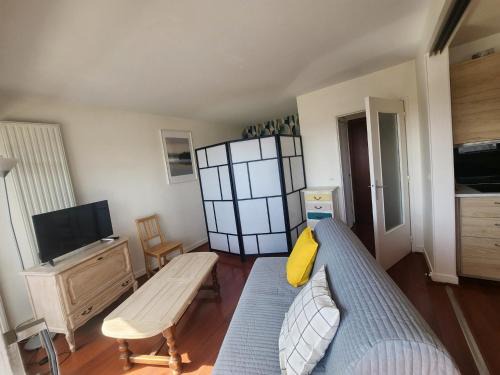 Courseulles-sur-Mer Apartment | Grand studio lumineux avec parking privé à Courseulles-sur-Mer - FR-1-746-29