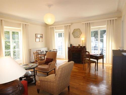 Bagneres-de-Luchon Apartment | Grand T2 Ensoleillé à Luchon, Face aux Thermes, pour 4 Pers., Proche Télécabine - FR-1-313-165