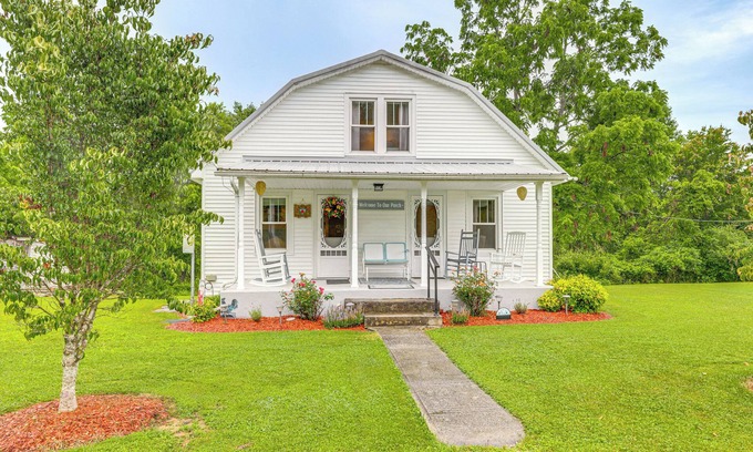 Primrose House | 'Grandma's Farm House' on 125 Acres w/Fire Pit!