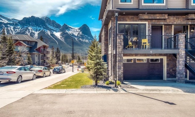 Canmore House | Grandview Getaway- private hot tub, luxe, view, group stay, 5BR, sleeps 12 -M1