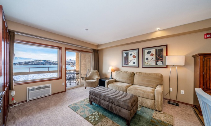 Chelan Condo | Grandview Lake View 517! Luxury Waterfront condo, sleeps up to 6!