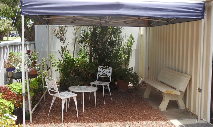 Rockingham House | Granny flat just 3 minutes walk to the beach.