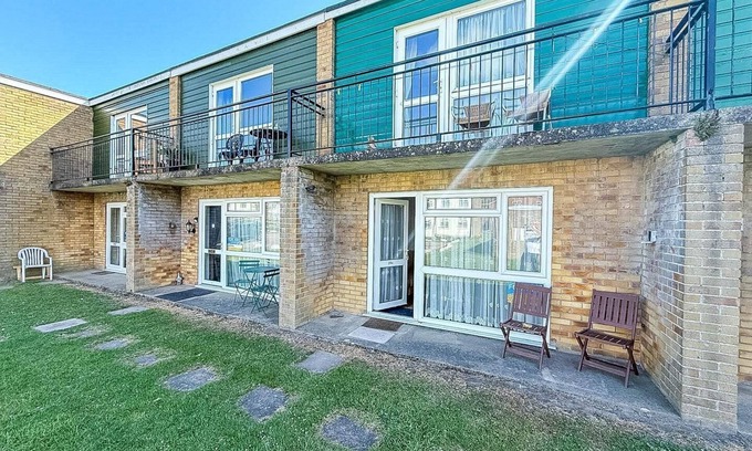 Great Yarmouth Ski Chalet | Great 3 bedroom chalet to hire with in Hemsby. Great seaside break! ref 18194B