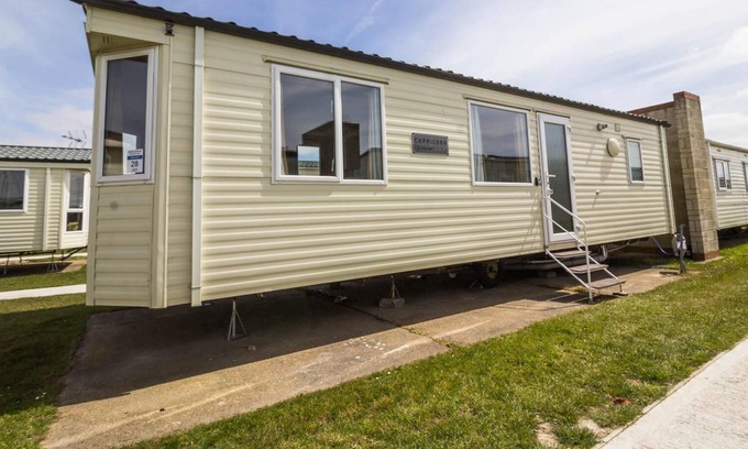 Walton on the Naze House | Great 6 berth caravan for hire at Naze Marine in Essex ref 17120P