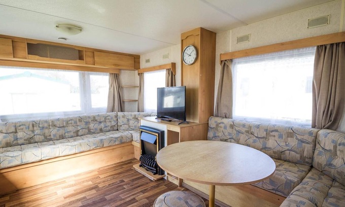 Clacton-on-Sea House | Great 6 berth caravan for hire at Valley Farm Holiday Park in Essex ref 46080V