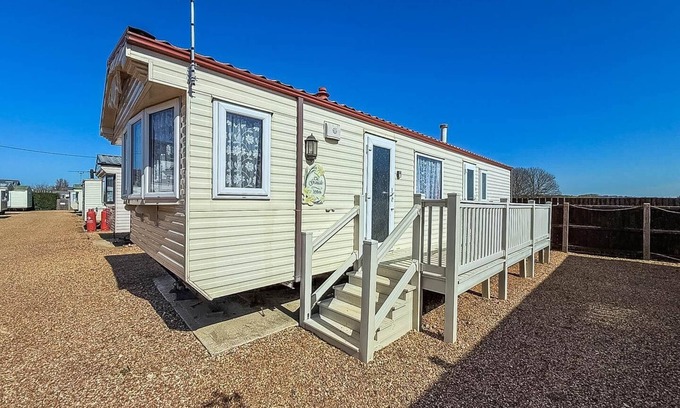 Hunstanton House | Great 6 berth caravan, perfect for a beach holiday in Hunstanton ref 13007L