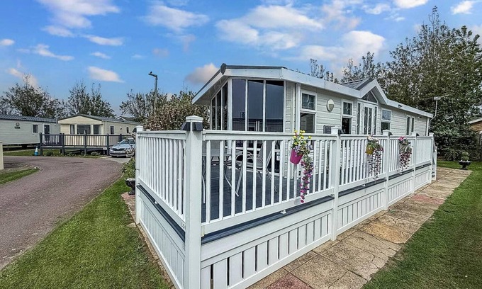 Great Yarmouth House | Great 6 berth spacious caravan with large outdoor space ref 50056L