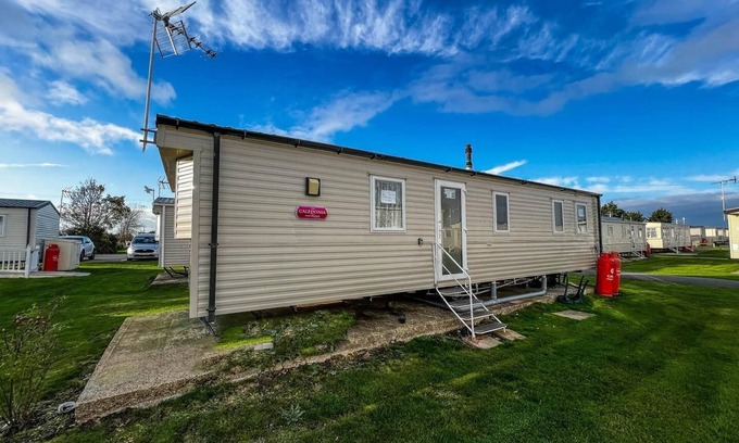 Clacton-on-Sea House | Great 8 berth caravan for hire at St Osyth Beach in Essex ref 28123GC