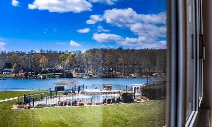 Huddleston Condo | Great condo with lake/mountain views, pools, gym, tennis & beach access