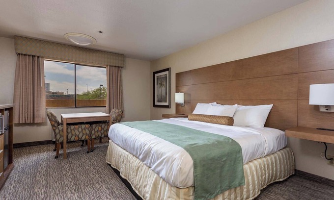 Yuma Hotel | GREAT DESERT STAY! COMFY AND MODERN UNIT, POOL, PARKING AND POOL