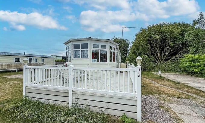 Hopton House | Great dog friendly caravan to hire with field views in Norfolk ref 10132B