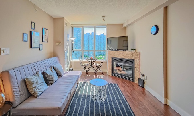 Crosstown Apartment | Great DT View! | 1 Bedroom & 1 Bath | AC | Free WiFi & Parking