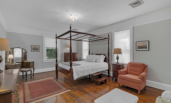 Foster House | Great Family House, BIG Modern Kitchen, First floor master suite