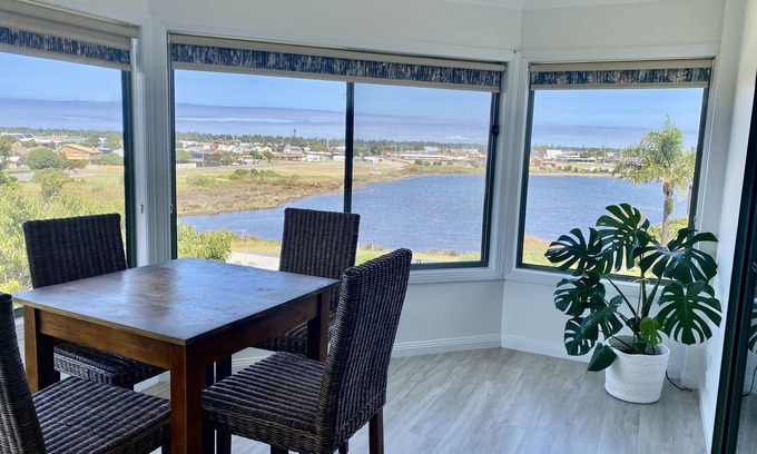 Lakes Entrance House | Great for families and large groups. Walk to town. Big house with heaps of room.