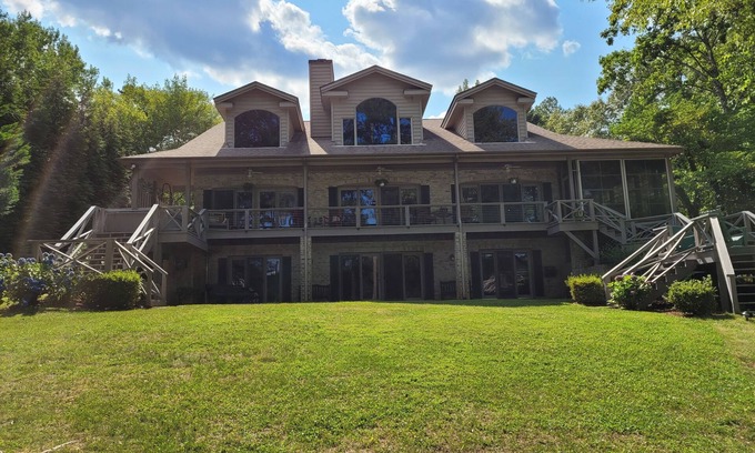 Henrico House | GREAT for FAMILIES, beautiful waterfront, kayaks, firepit, pool table, & more!