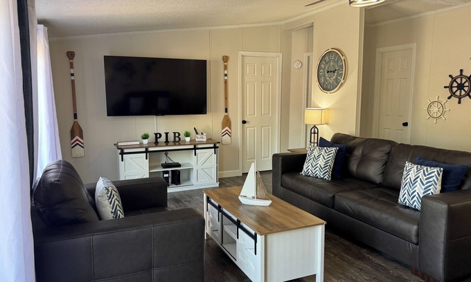 Put-in-Bay House | Great for Groups of 8! Full Deck and Grill. 3 BR 2 BA Home in Island Club IC5