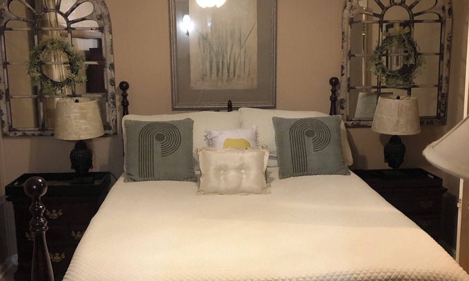 Tuscaloosa Condo | GREAT FOR TRAVELING NURSES— ABOUT 2 MILES FROM DCH REGIONAL MEDICAL CENTER