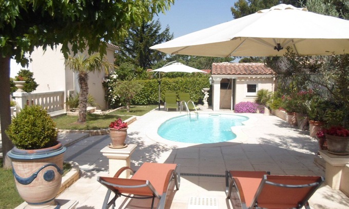 Saint-Saturnin-les-Avignon Villa | Great villa of high standard, pool in Avignon