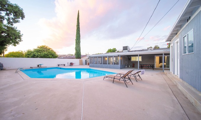 Canyon Country House | Great getaway close to Castaic Lake, Six Flags.