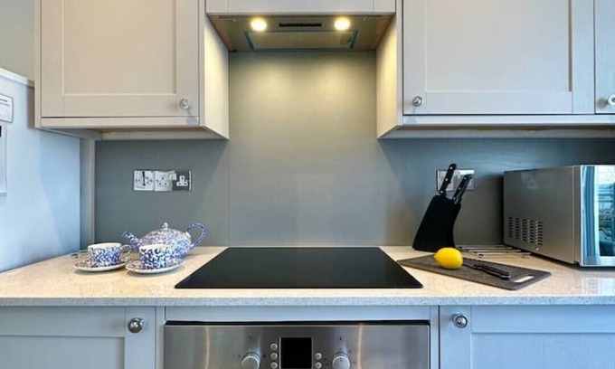 Poole Cottage | Great Location - Fisherman's Cottage near quayside