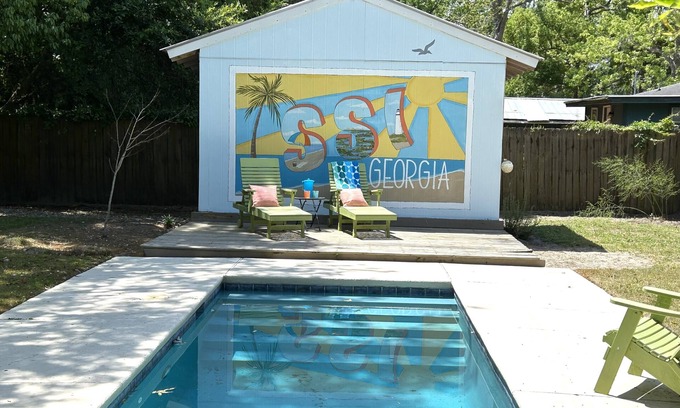 Demere Park House | Great Location-Close to Everything. Adorable 3 BD/3 Bath Cottage with Pool!
