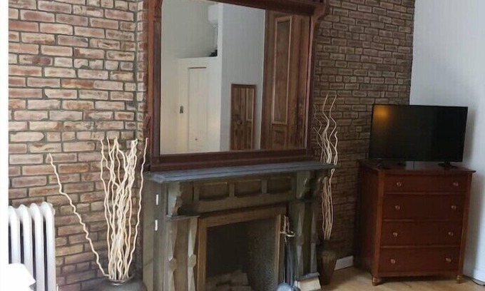 Central Park North Hotel | Great Looking Studio apartment in NYC Brownstone