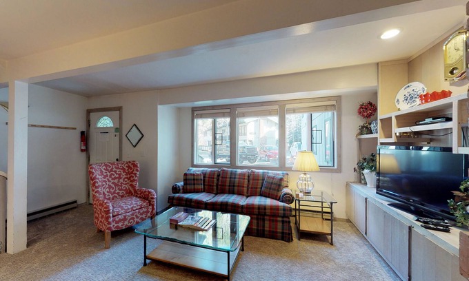 Warm Springs Condo | Great Ski Condo w/Pool and Hot Tub Access - Walk to Lifts