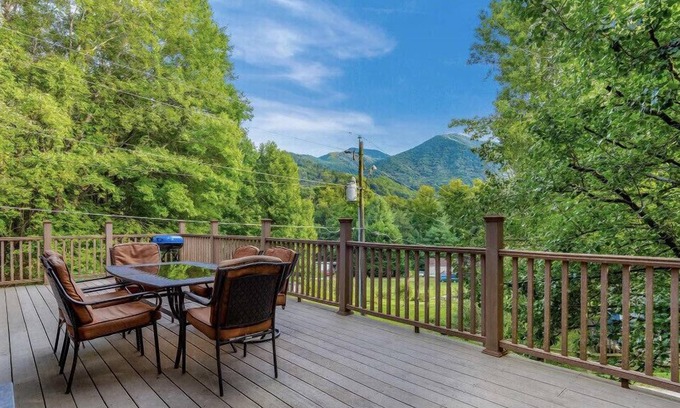 Valley Creek Run Cabin | Great view! Pet & family friendly! 2 fireplaces! Close to the parkway!