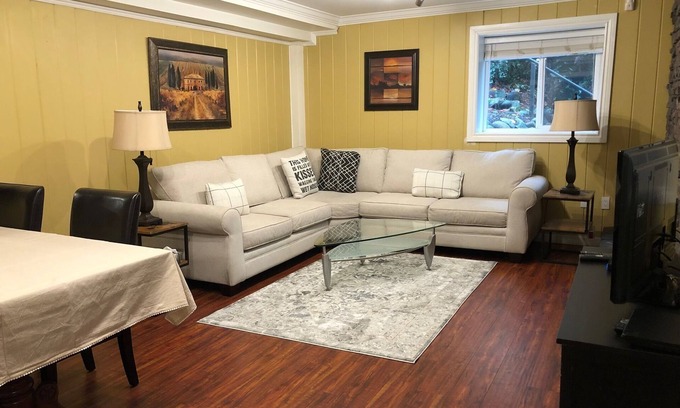 West Vancouver House | GREAT WEST VANCOUVER Location ! LARGE 1700 SF - 2 BEDROOM /2 BATH Garden Suite