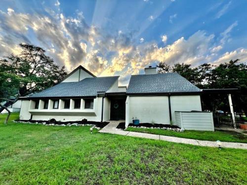 Lakeway House | Green House by Lake Travis
