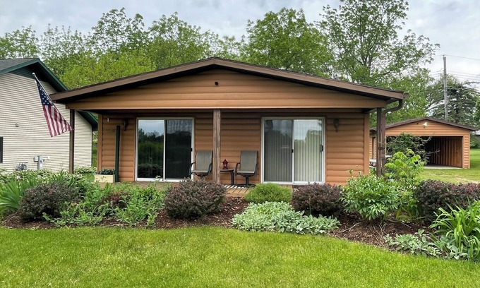 Markesan Cabin | Green Lake Sunrise Getaway - A Pet Friendly Cabin!