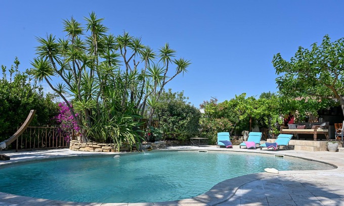 Le Mourillon Villa | Green setting at Cap Brun (Toulon, Var) Villa with spa pool close to beaches.