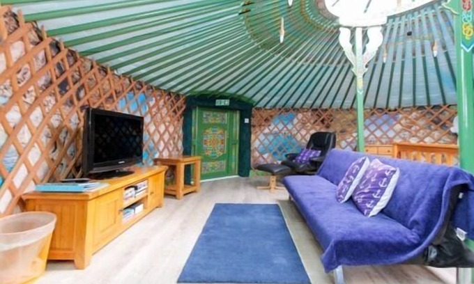 Turriff Cabin | Green Yurt with Hot Tub - Sleeps 3, Parking & WiFi