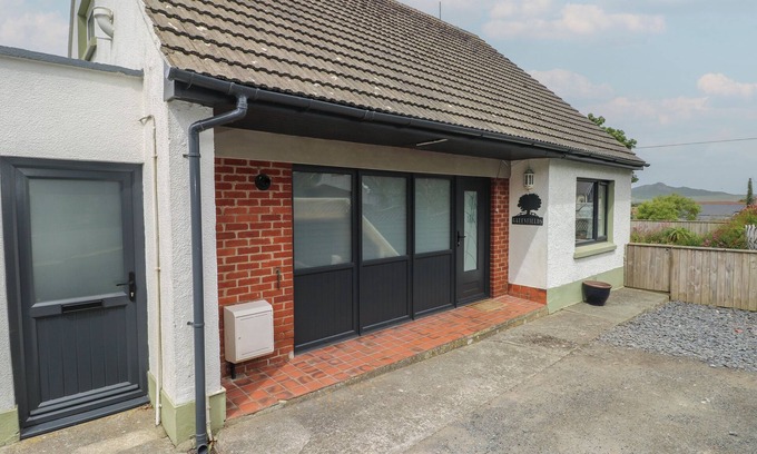 St Davids Cottage | GREENFIELDS, pet friendly, country holiday cottage in St Davids