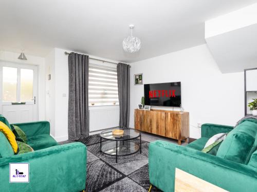 Wakefield House | Greenwood by Alt-Stay - 4 Bed Contractor and Relocation Accommodation Wakefield with Master Ensuite, TVs in Bedrooms, Parking, Garden, Open Plan Kitchen Diner and Wi Fi - Long Stay ready with Weekly and Monthly Rates