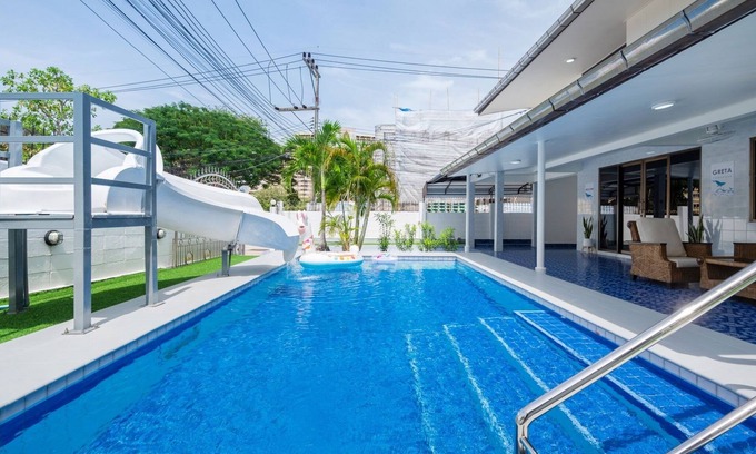 North Pattaya Villa | Greta Villa 5ห้องนอน ใกล้ชายหาด ใจกลางเมืองพัทยา เดินไปทะเลได้