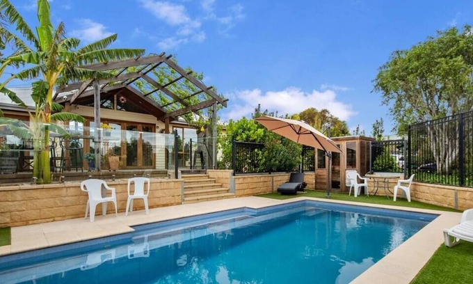 Aldinga House | Grevillea Getaway - Sleeps 6, Pool, Beach, Wifi