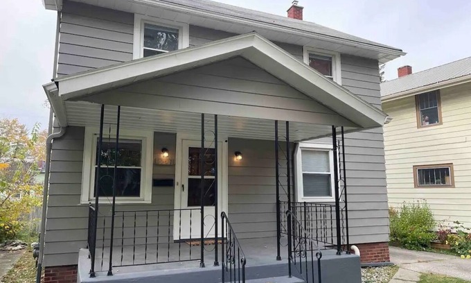 Fort Wayne House | Grey Gent! 3 Bed, Simple, Cute house, Central!