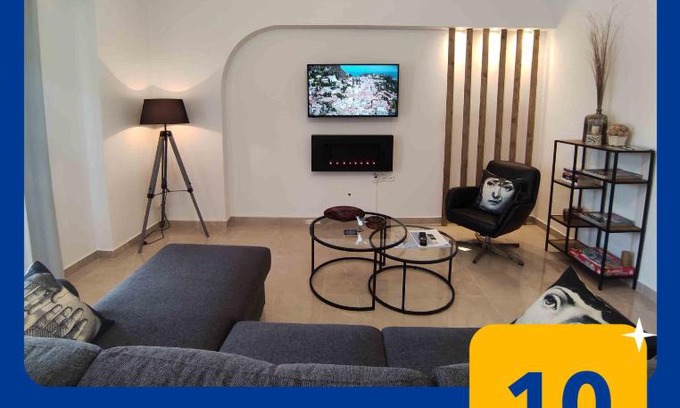 Volos City Centre Apartment | Grey Swan - Modern & Stylish apartment with Private Parking