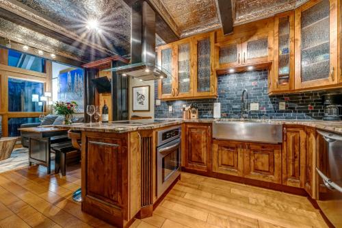 Upper Village House | Greystone Lodge 320 Ski-in Out